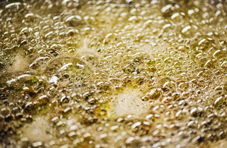 تسكب الزيت المغلي والفلفل الحار على زوجها النائم