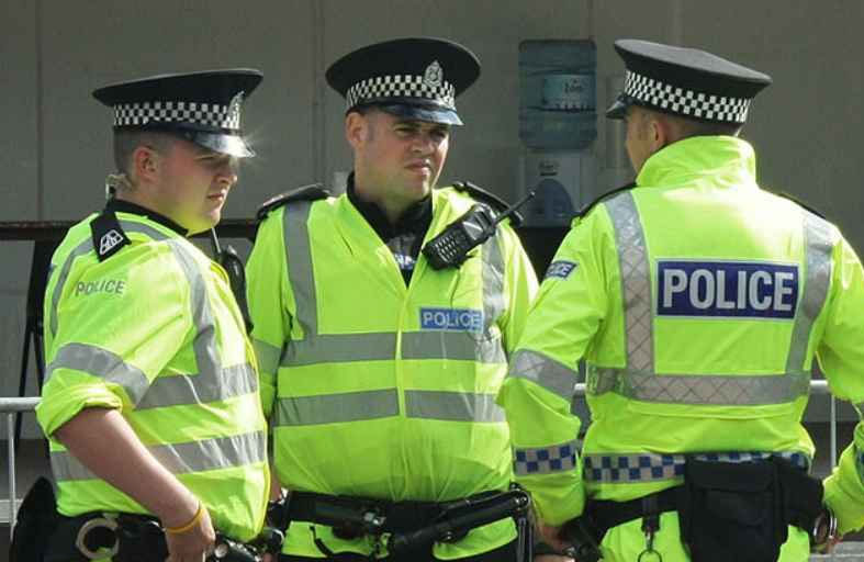 الشرطة البريطانية تعتقل ثلاثة فارين أفغان أدينوا بتهريب البشر 