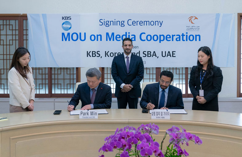 سلطان بن أحمد القاسمي يشهد توقيع اتفاقية بين هيئة الشارقة للإذاعة والتلفزيون ونظام البث الكوري (كي. بي. إس)