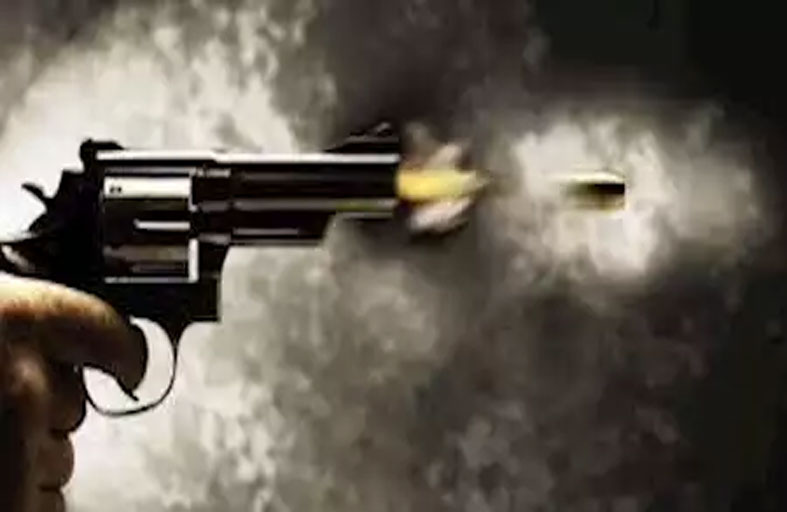 يقتل نفسه بالخطأ أمام أصدقائه !