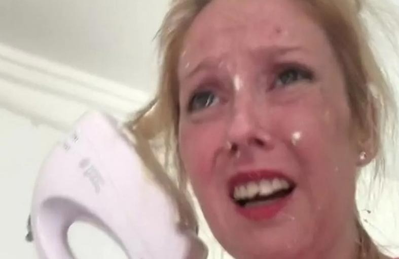 طاهية علق مضرب كهربائي في شعرها