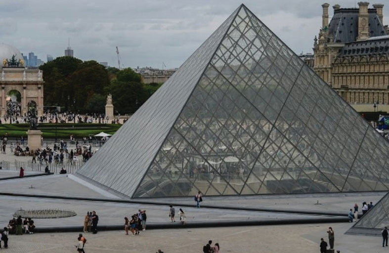 متحف اللوفر يقدّر قيمة المسروقات بـ102 مليون دولار