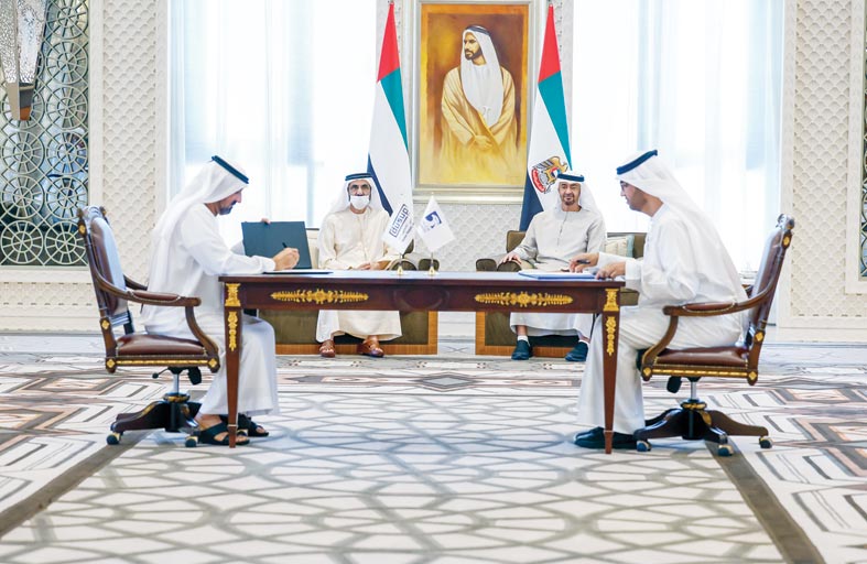 رئيس الدولة ومحمد بن راشد يشهدان توقيع اتفاقية استراتيجية لبيع الغاز بين «أدنوك» وهيئة دبي للتجهيزات