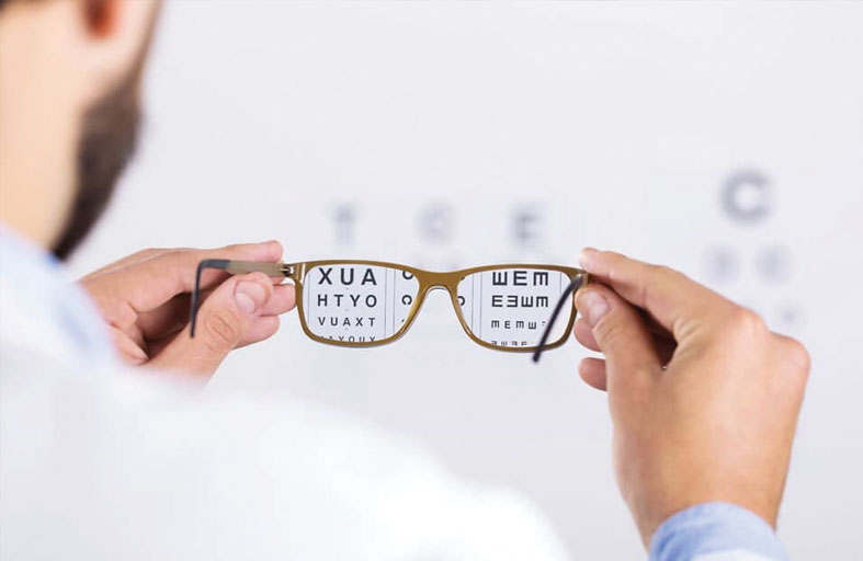 طبيب يعيد البصر لرضيع 