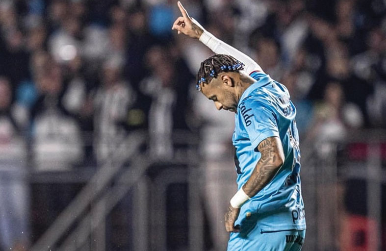 تحت أنظار مبعوثي أنشيلوتي .. نيمار يتألق مع سانتوس