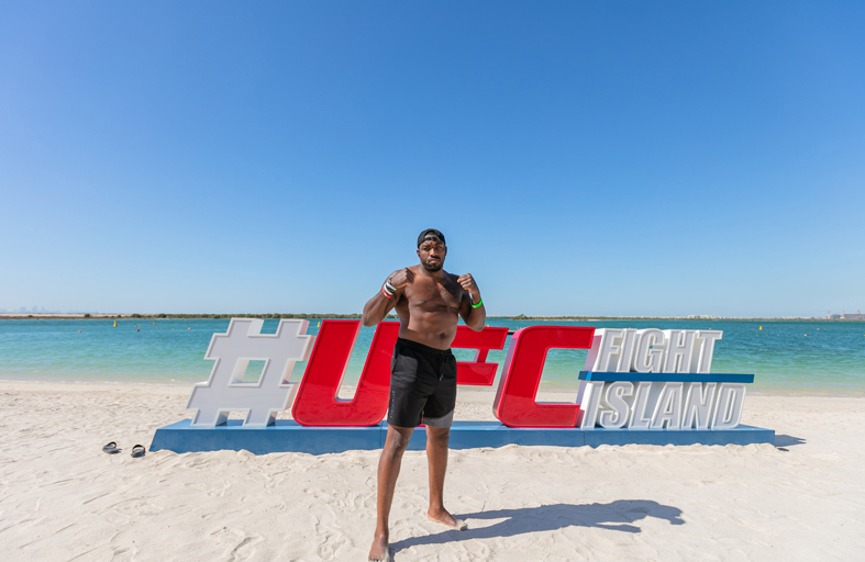 نجوم «يو إف سي» يتدربون على شواطئ جزيرة ياس استعدادا لمنافسات السبت