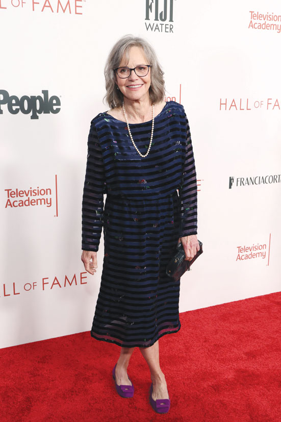 الممثلة الأمريكية سالي فيلد لدى حضورها حفل أكاديمية التلفزيون السنوي لتكريم أعضاء قاعة المشاهير، في لوس أنجلوس. ا ف ب