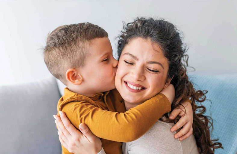 كيف تحبين طفلك بذكاء دون التخلي عن قواعد التربية؟