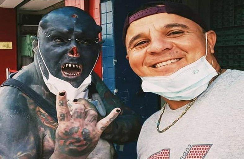 برازيلي يقطع أنفه ولسانه ويضع قرونا