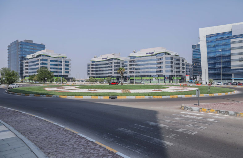 بلدية مدينة أبوظبي تنفذ أعمال تجميل دوارين في منطقة مجمع الوزارات بأبوظبي