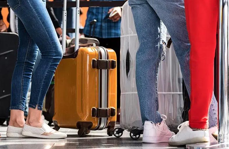 تحذير من ارتداء الأحذية الرياضية في المطارات