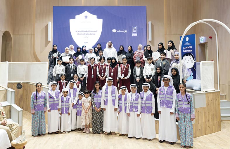 ذياب بن محمد بن زايد يكرِّم الفائزين بجائزة المجلس الأعلى للأمومة والطفولة للوقاية من التنمُّر في المدارس 