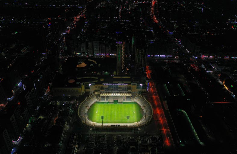 أبوظبي تتحفز لمونديال استثنائي بتقنية «خياطة الأرضية»