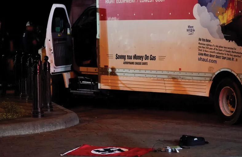 القبض على سائق شاحنة اصطدمت بحواجز أمنية قرب البيت الأبيض