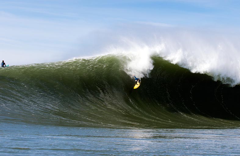 ركوب الأمواج في فوكوشيما يتحدى الصعاب