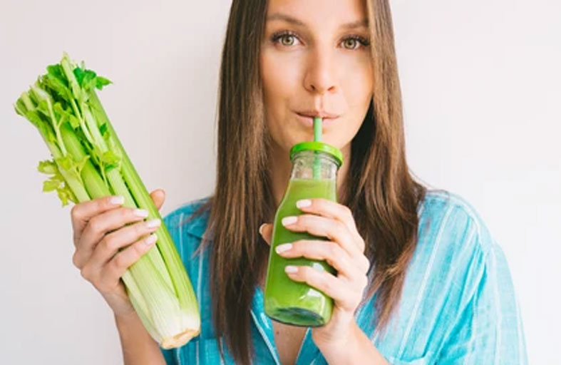 عصير الكرفس مكافح للشيخوخة يمكنه  أن ينظم الكوليسترول وضغط الدم والسكري