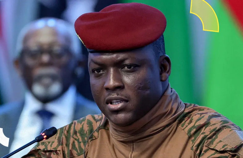 إبراهيم تراوري.. زعيم الانقلاب في بوركينا فاسو يكتسب شعبية متزايدة