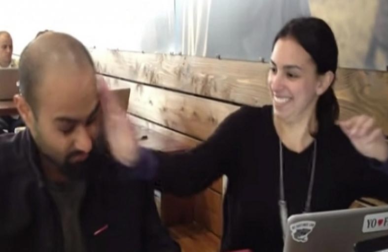 يستأجر موظفة لصفعه في حال دخوله فيسبوك 