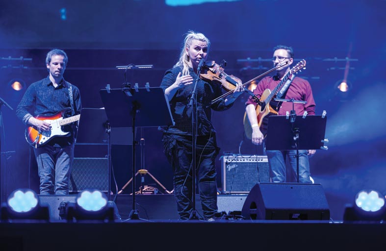 المجرية إيدينا موكوش تعزف وتغني على مسرح دبي ميلينيوم في إكسبو 2020