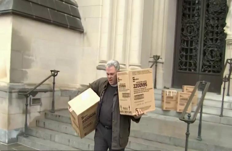 5 آلاف قناع طبي في قبو كاتدرائية