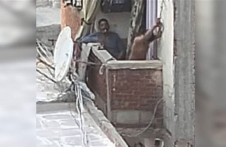 يعذّب طفله عارياً في شرفة منزل