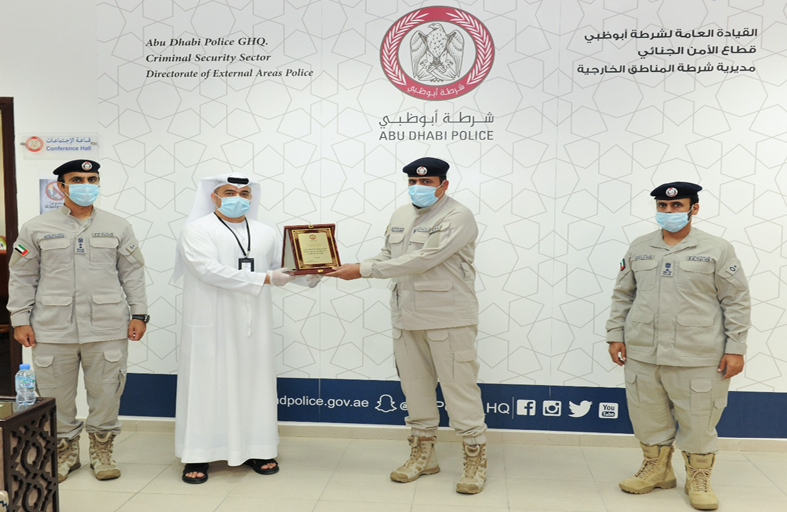 شرطة أبوظبي تكرم المترجمين في اليوم العالمي للترجمة