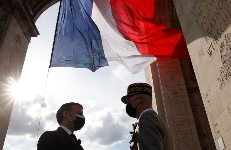 إيمانويل ماكرون والعسكريين: قصة جرح وخلاف...!