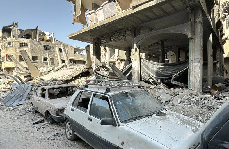 قصف إسرائيلي يعطل  خدمات بمستشفى في شمال غزة 