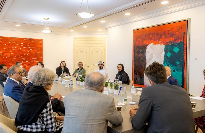 نورة الكعبي تلتقي وفدًا من المجلس الاستشاري لمركز السياسات العامة للشرق الأوسط بمؤسسة (راند)