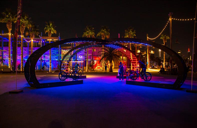 دبي تتزين بأعمال ضوئية فنية عالمية خلال مهرجان دبي للتسوق