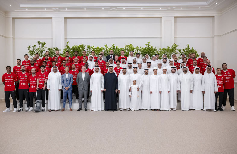 رئيس الدولة يستقبل فريق شباب الأهلي ويؤكد اهتمام الدولة بتطوير القطاع الرياضي  