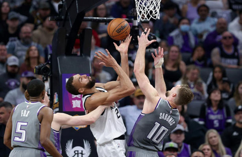 يوكيتش يقود ناغتس أمام سيكسرز وتمبروولفز يرجئ احتفالات كينغز 