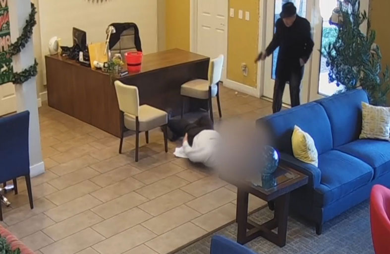 مسن يطلق النار على عامل 