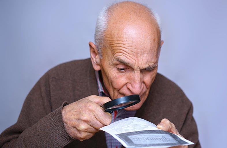 ضعف البصر مع التقدم في السن قد يكون  علامة تحذيرية لحدوث سكتة دماغية أو نوبة قلبية