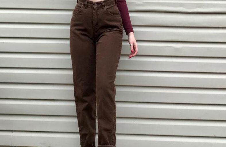 الجينز يكتسي باللون البني هذا الخريف