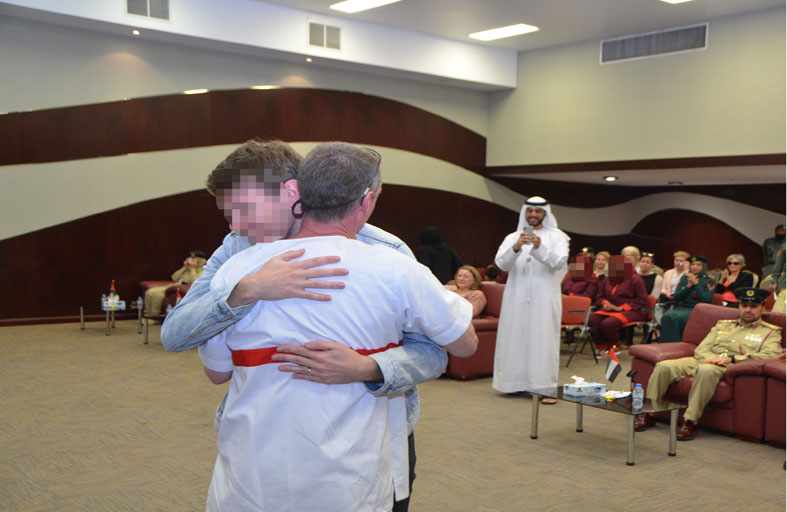 شرطة دبي تجمع نزيلاً محكوماً بالسجن المؤبد بابنه الوحيد 