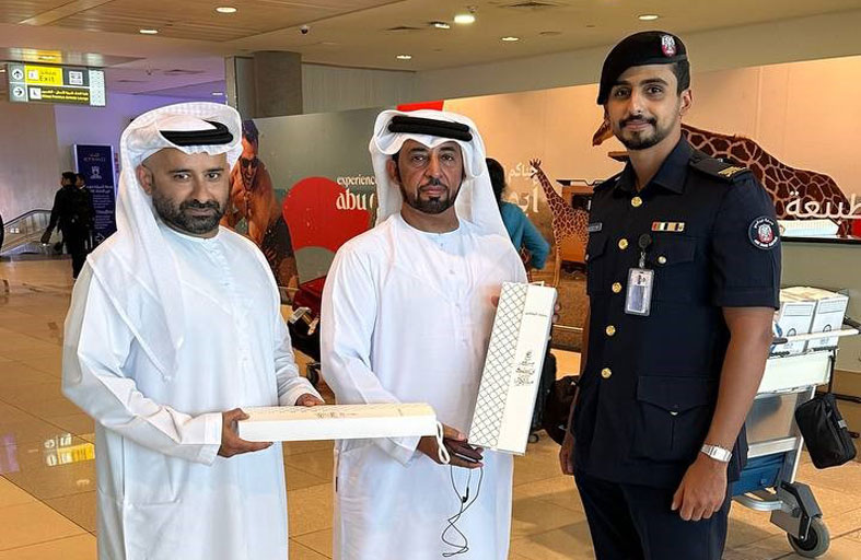 جمارك أبوظبي تستقبل طلائع الحجاج بالورود الهدايا