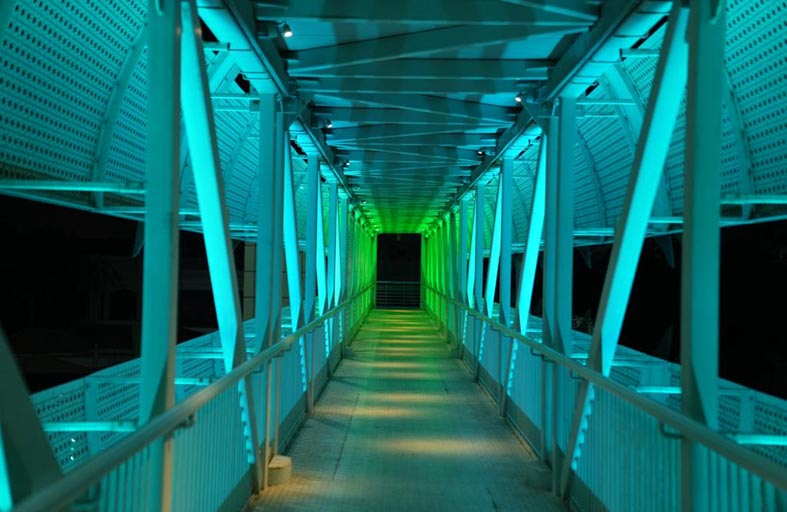 بلدية أبوظبي تواصل تنفيذ مشروع تجميل جسور المشاة