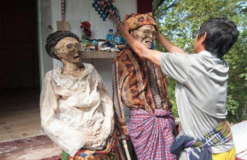 يحتفلون مع جثامين موتاهم في مراسم غريبة