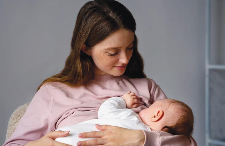 إيجابيات وسلبيات إرضاع المولود عند الطلب