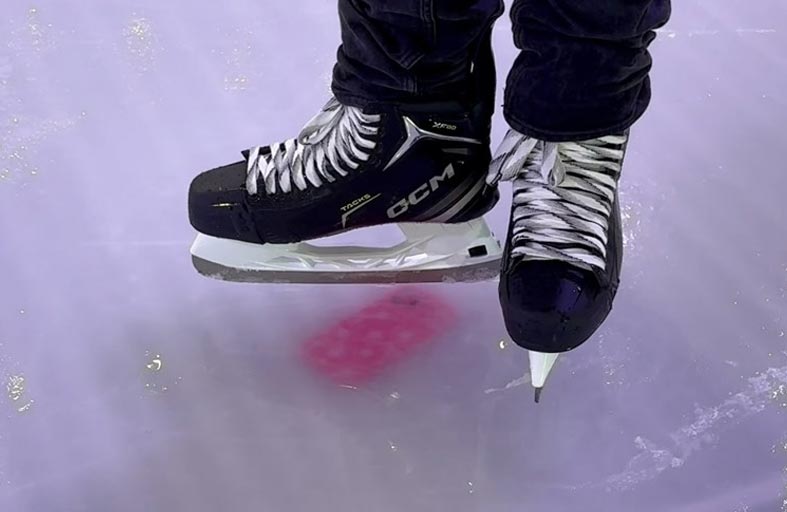 هاتف مجمد يحوّل حلبة تزلج إلى مزار سياحي