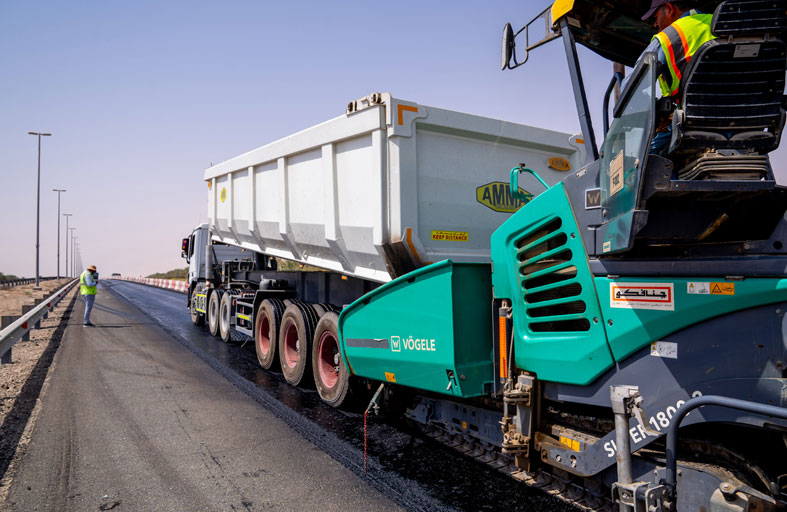 صيانة وتطوير 8,600 متر من الطرق بمنطقة الظفرة 