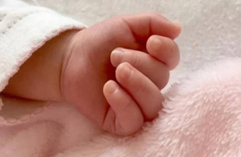 تحقيق في حادثة رضيعة بكيس نفايات