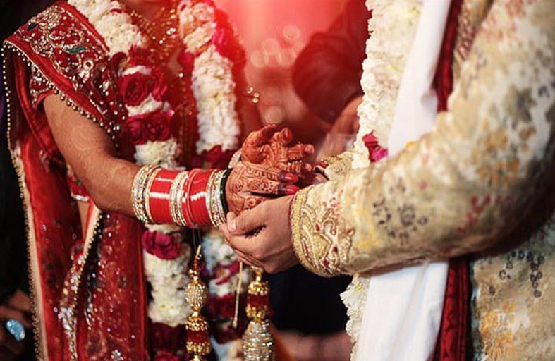 شقيقتان تتبادلان الأزواج بالخطأ