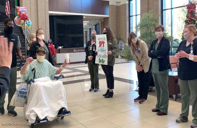 ينتصر على كورونا ويحتفل بعامه الرابع بعد المئة