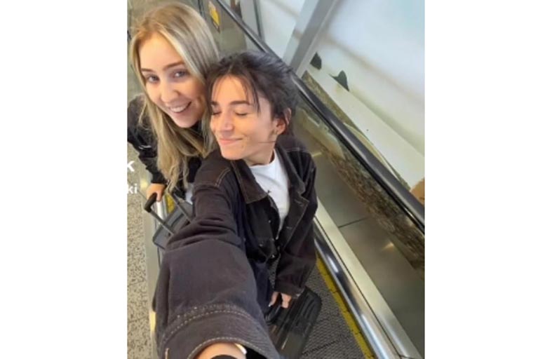 تلبسان كل ما في حقائبهما لتجنب الدفع للوزن الزائد