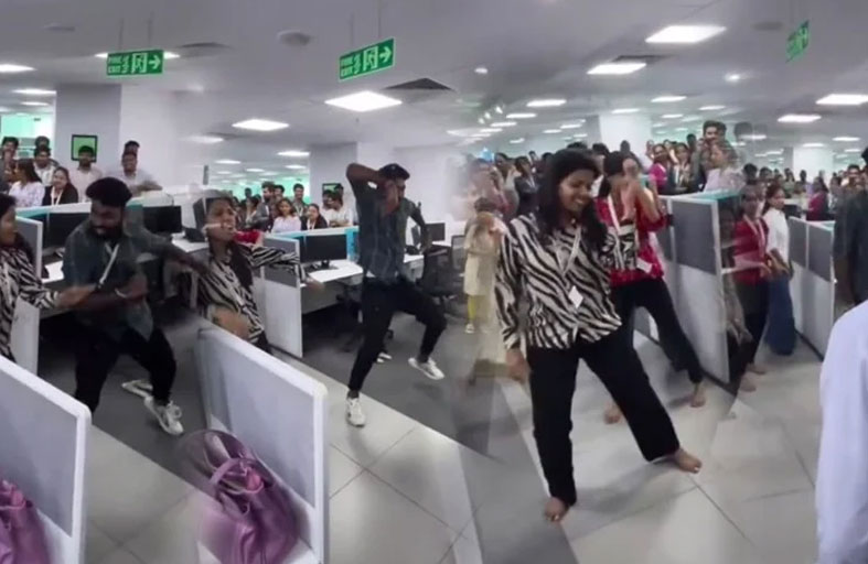 موظفو شركة يرقصون لعميل 