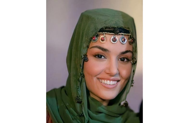 هاندا أرتشيل بصورة نادرة بالحجاب