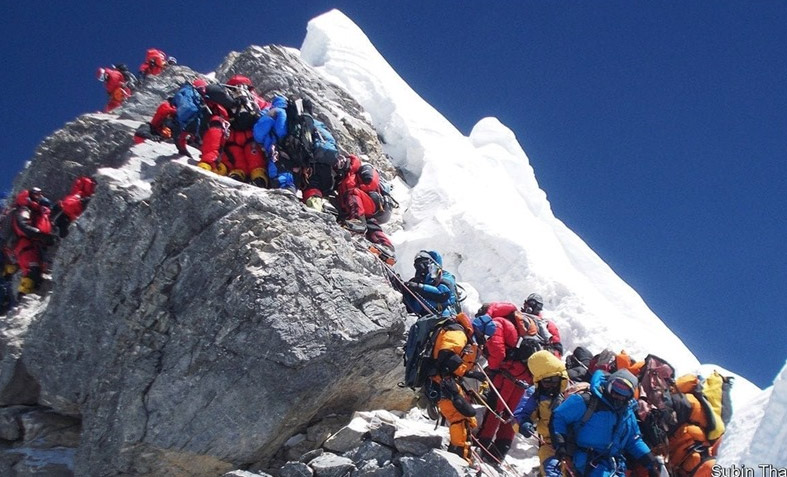 نيبال تخفض عدد متسلقي قمة إيفرست