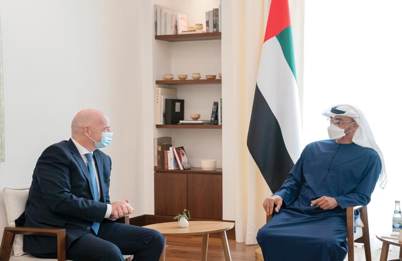 محمد بن زايد يستقبل رئيس الــ «فيفا»